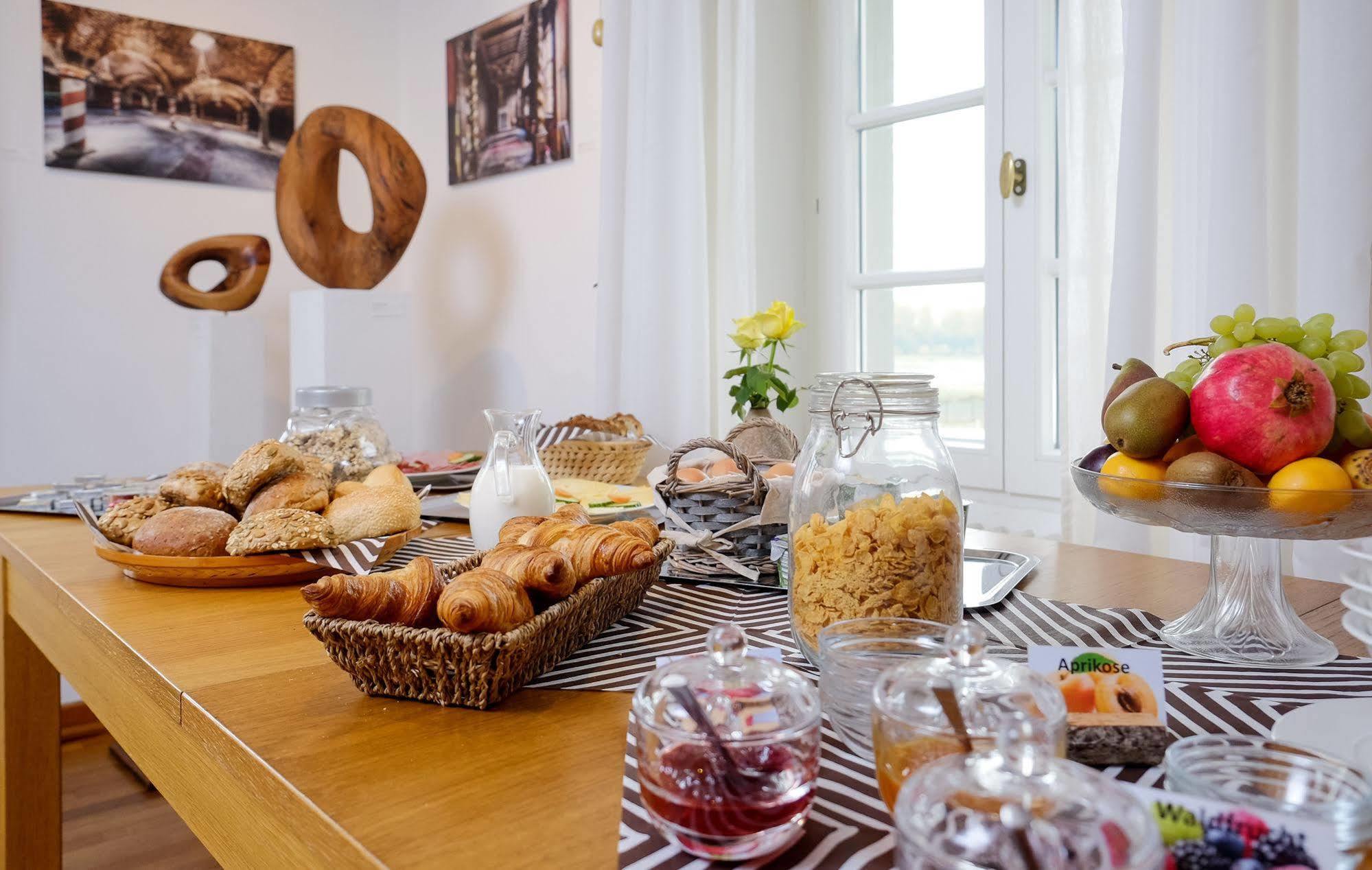 Rhein River Guesthouse - Direkt Am Rhein Λεβερκούζεν Εξωτερικό φωτογραφία